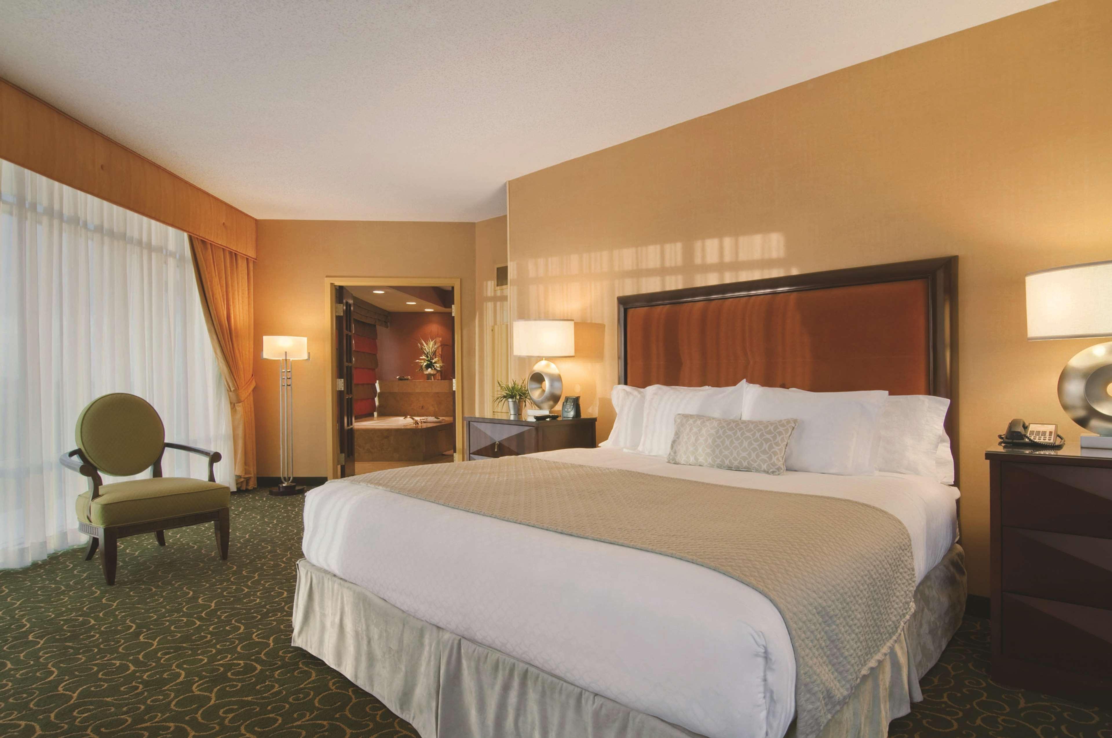 Embassy Suites By Hilton Hampton Convention Center Екстериор снимка